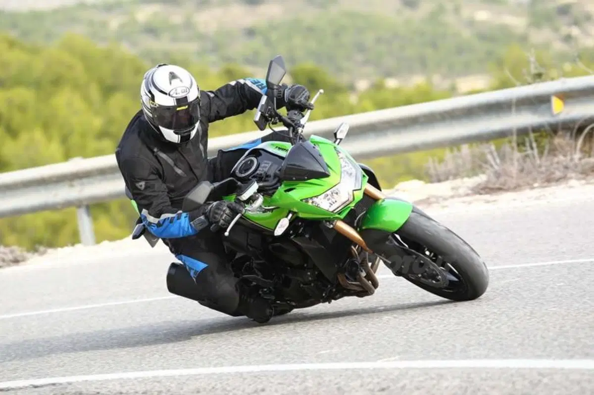 Kawasaki Z750R   (4)