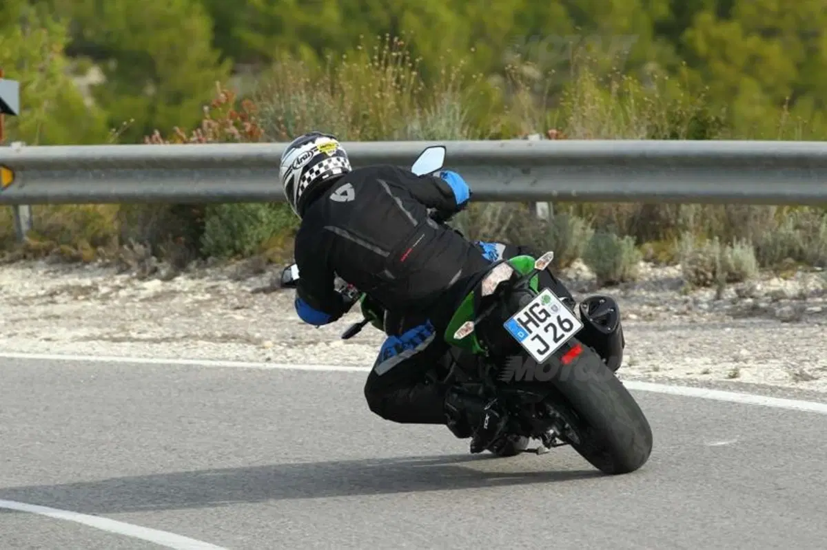 Kawasaki Z750R   (6)