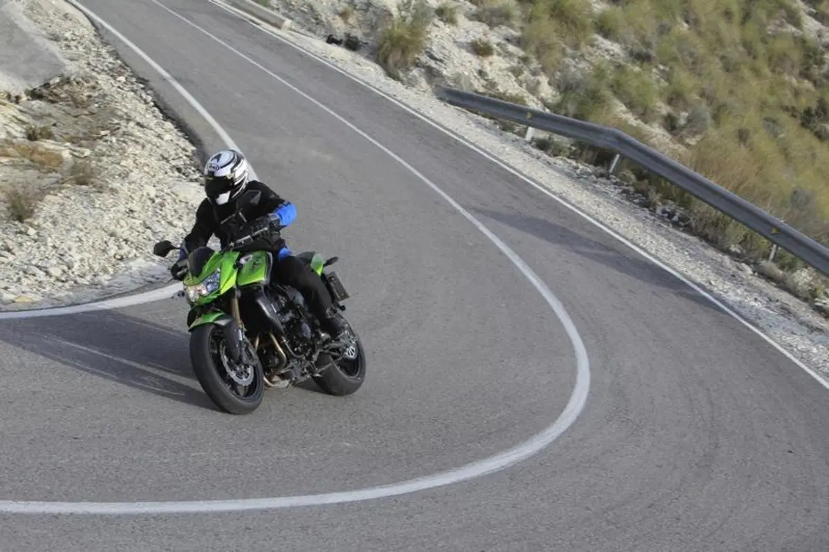 Kawasaki Z750R   (7)