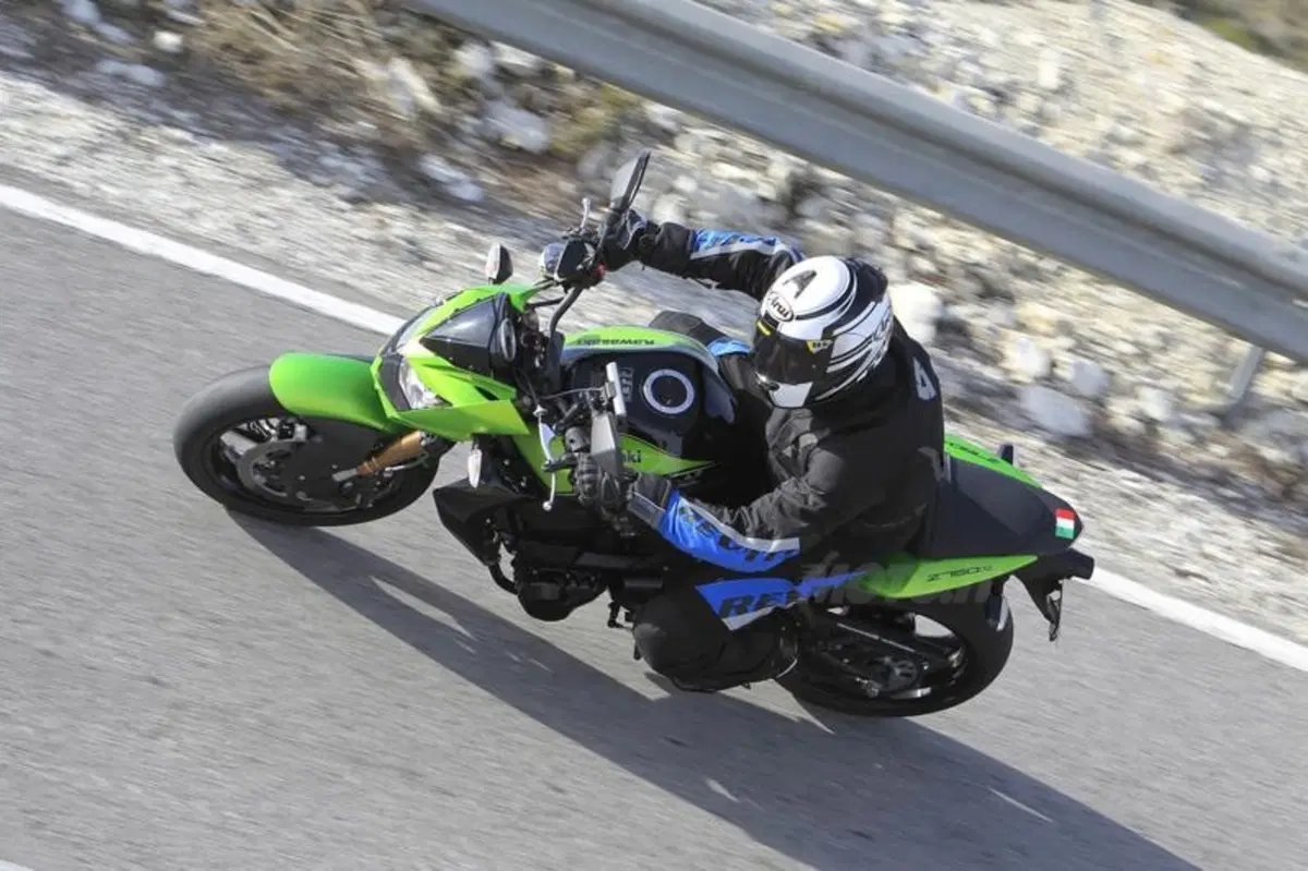 Kawasaki Z750R   (17)