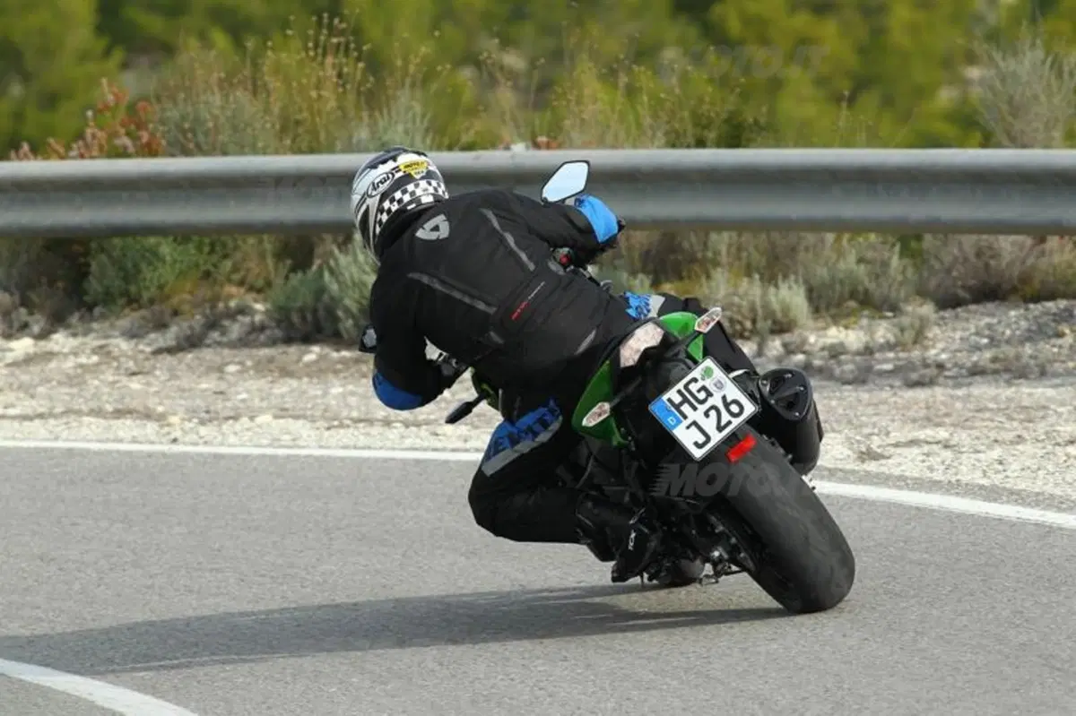 Kawasaki Z750R   (20)