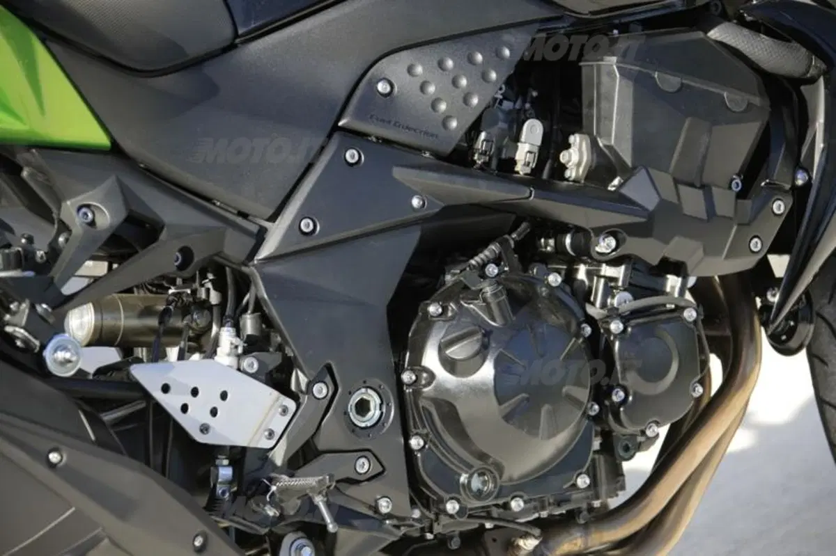 Kawasaki Z750R   (44)