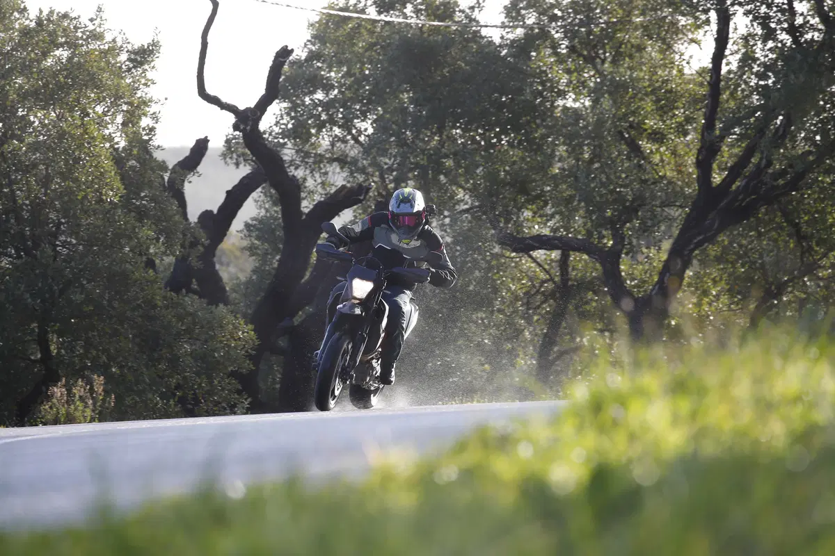 KTM 690 Enduro R e SMC R: test su strada e offroad (7)