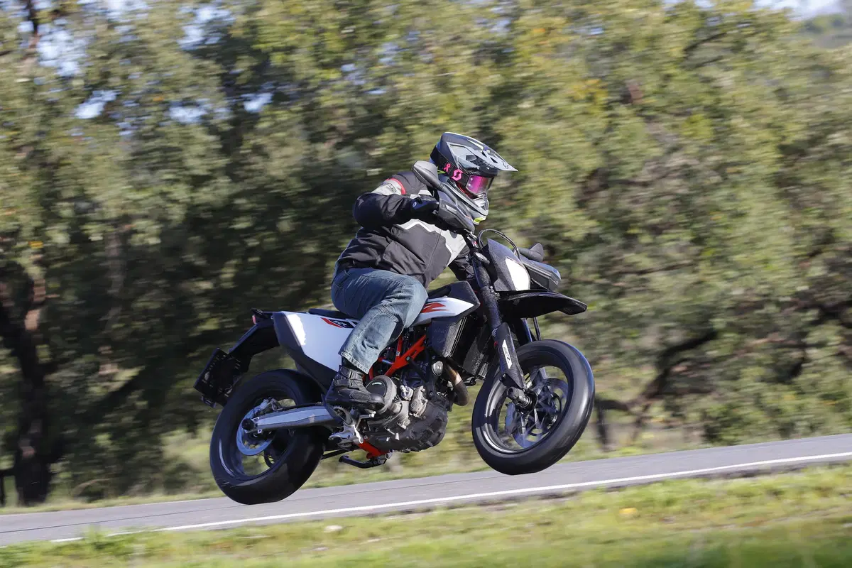 KTM 690 Enduro R e SMC R: test su strada e offroad (6)
