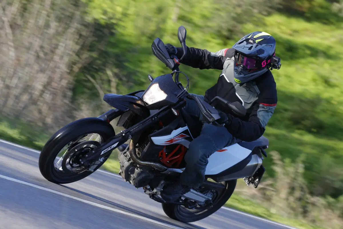 KTM 690 Enduro R e SMC R: test su strada e offroad (8)
