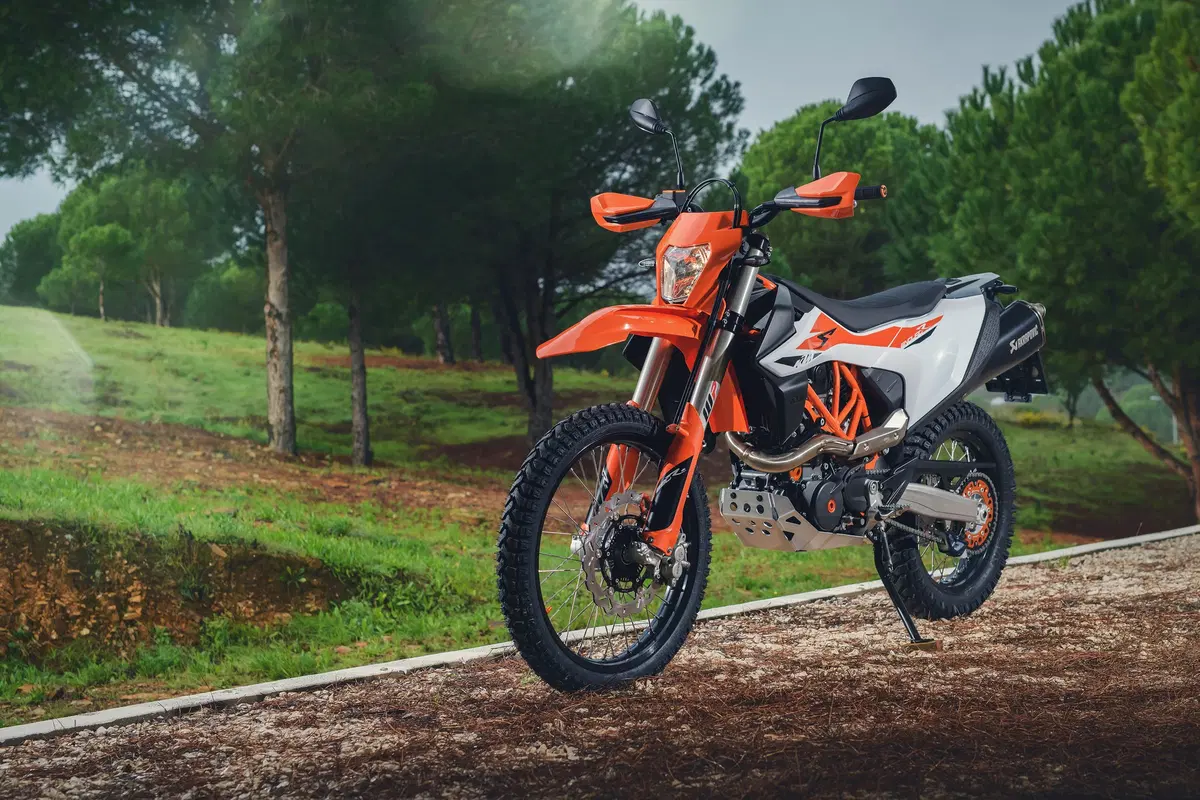 KTM 690 Enduro R e SMC R: test su strada e offroad