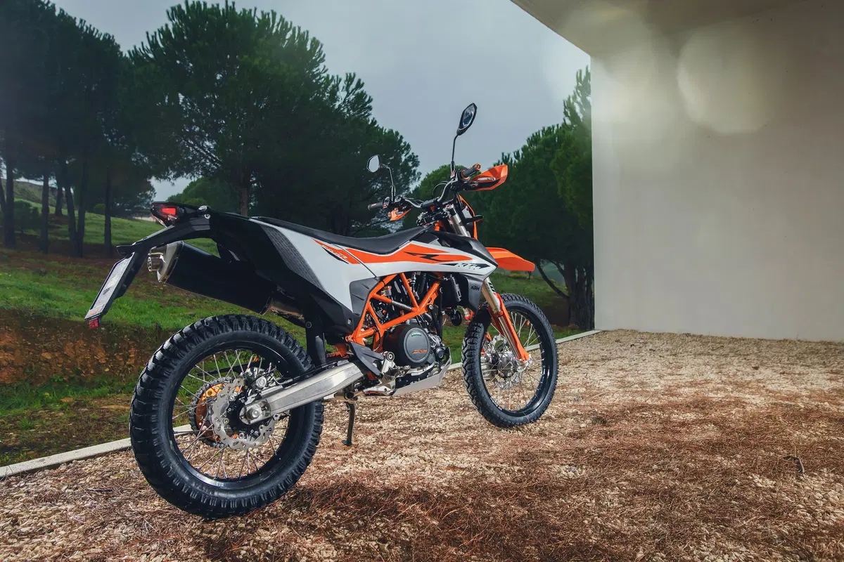 KTM 690 Enduro R e SMC R: test su strada e offroad (2)