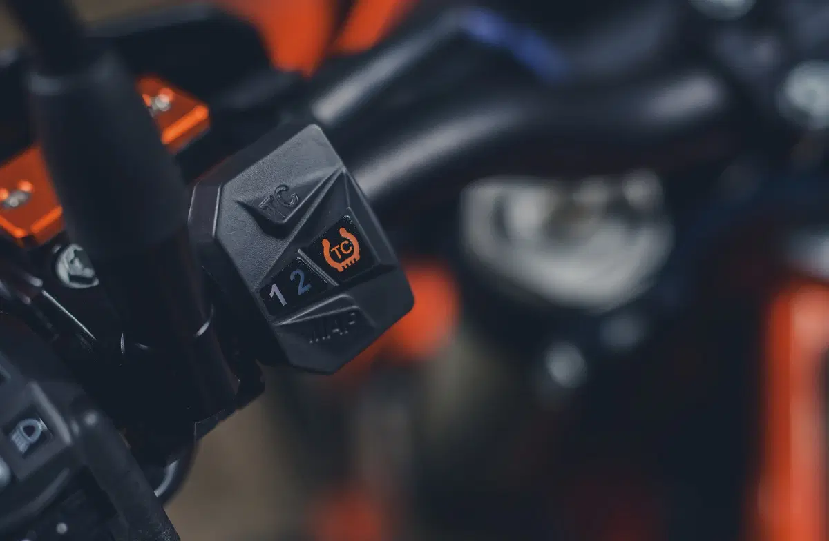 KTM 690 Enduro R e SMC R: test su strada e offroad (4)