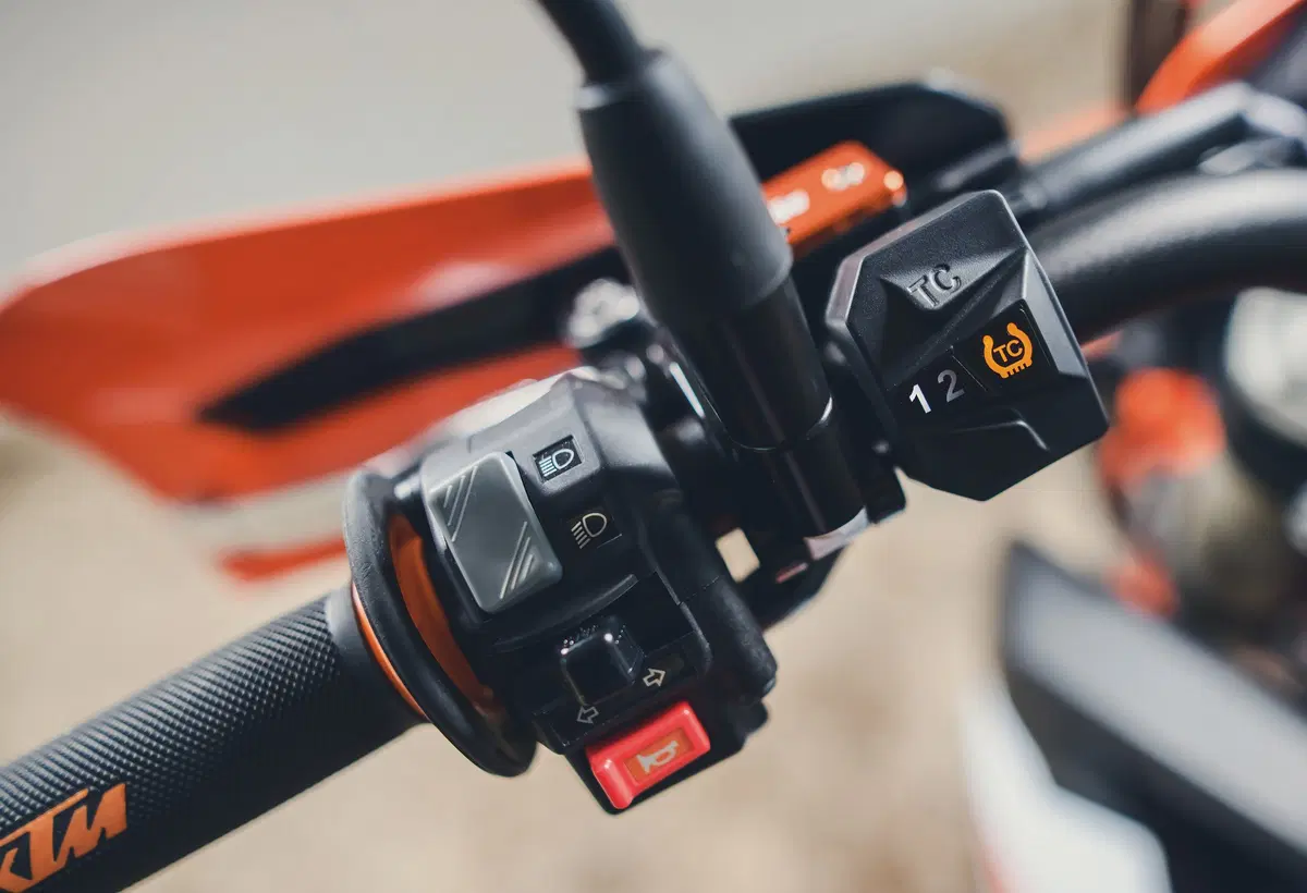 KTM 690 Enduro R e SMC R: test su strada e offroad (8)