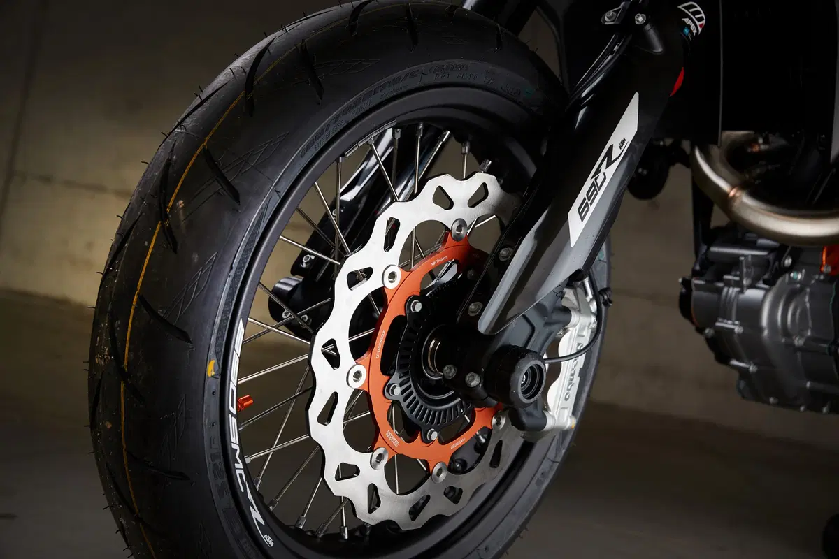 KTM 690 Enduro R e SMC R: test su strada e offroad (5)