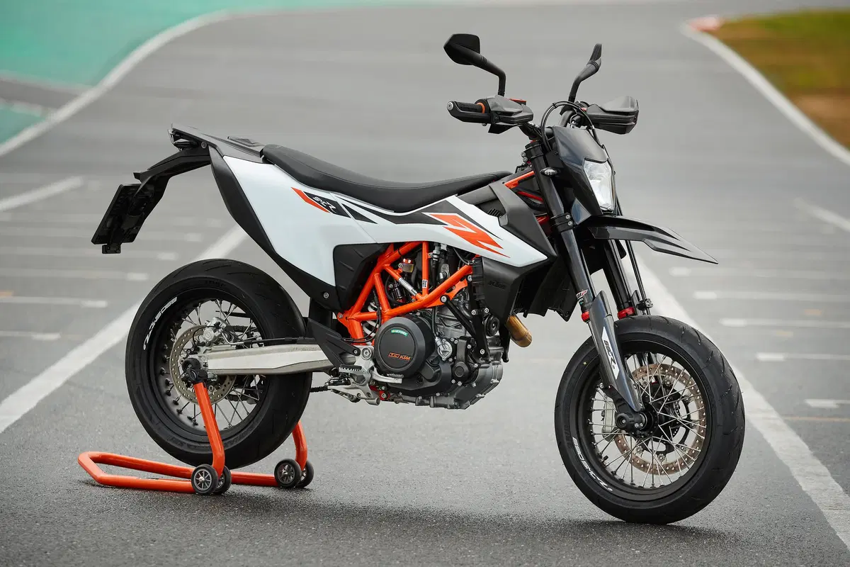 KTM 690 Enduro R e SMC R: test su strada e offroad (2)