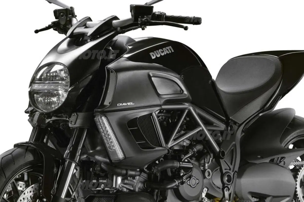 Ducati Diavel diamond black (3)