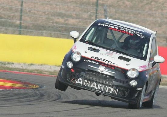 Jorge Lorenzo su due ruote sulla Fiat 500 Abarth