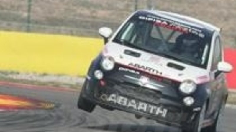 Jorge Lorenzo su due ruote sulla Fiat 500 Abarth