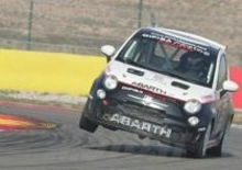 Jorge Lorenzo su due ruote sulla Fiat 500 Abarth