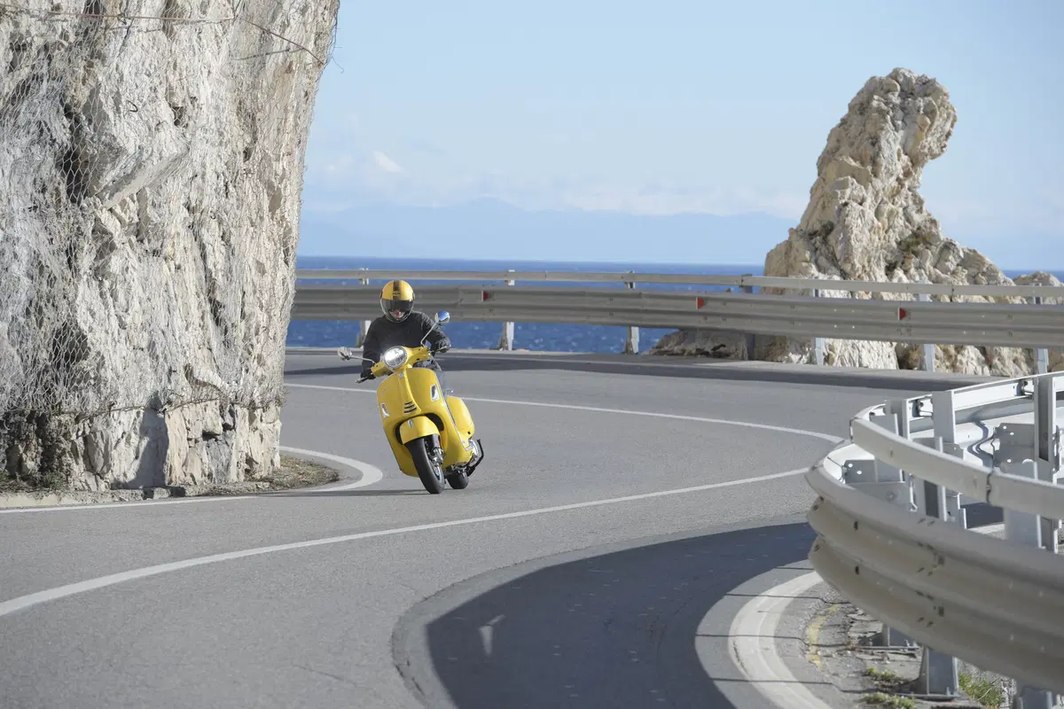 Piaggio Vespa GTS 300 HPE. Tipa da spiaggia