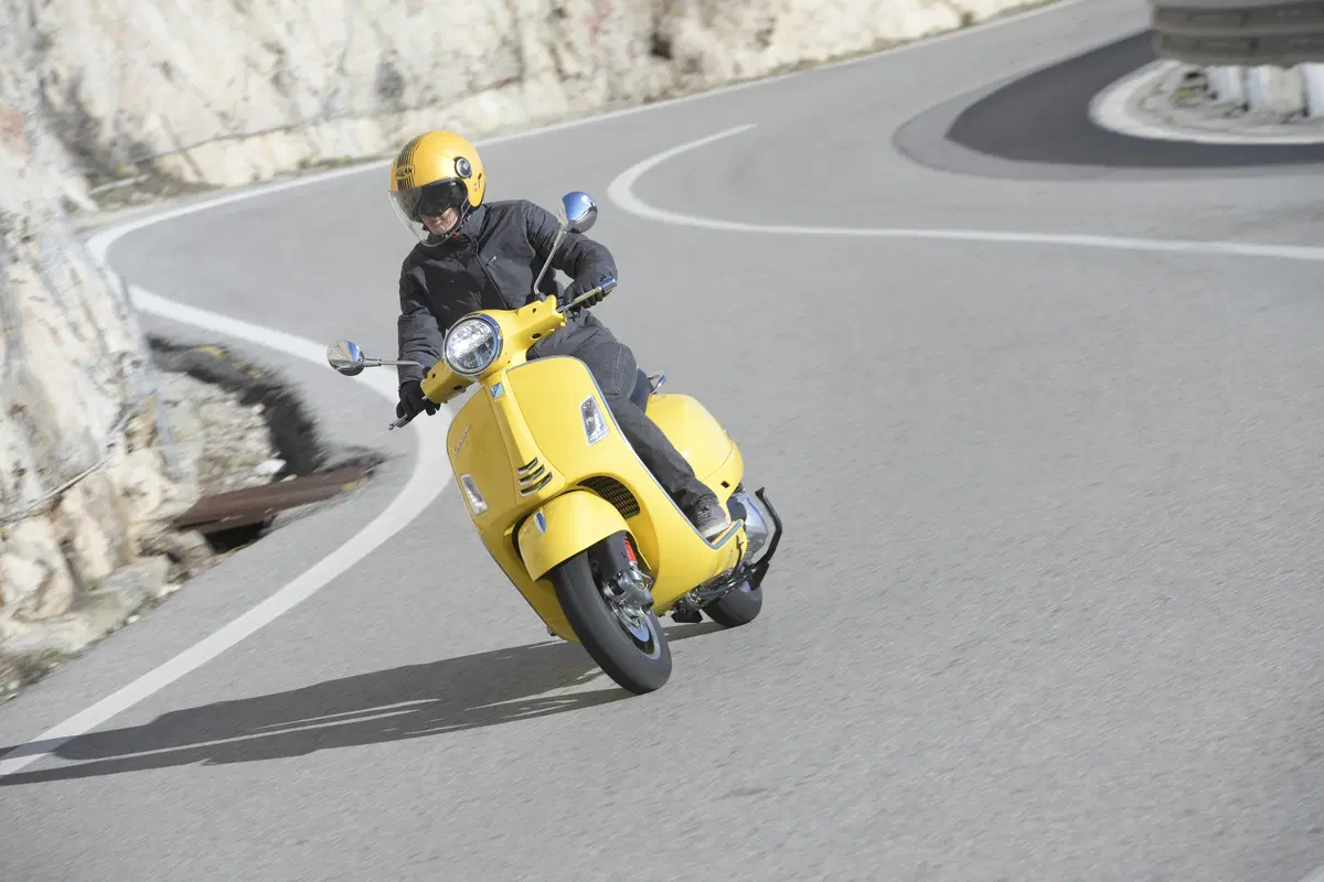 Piaggio Vespa GTS 300 HPE. Tipa da spiaggia (3)