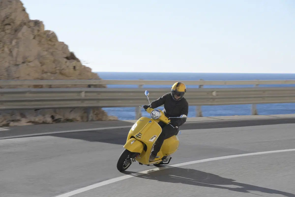 Piaggio Vespa GTS 300 HPE. Tipa da spiaggia (10)