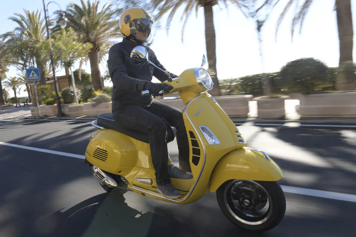 Piaggio Vespa GTS 300 HPE. Tipa da spiaggia (11)