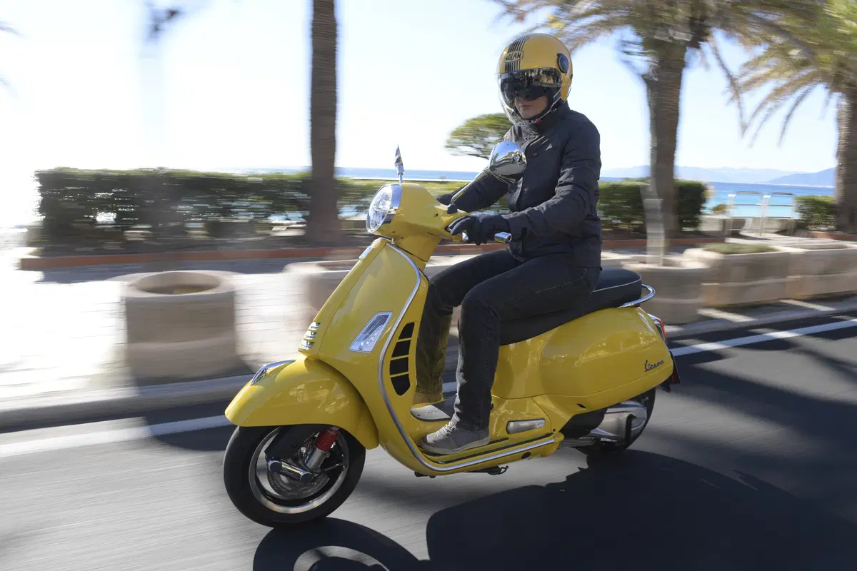 Piaggio Vespa GTS 300 HPE. Tipa da spiaggia (12)
