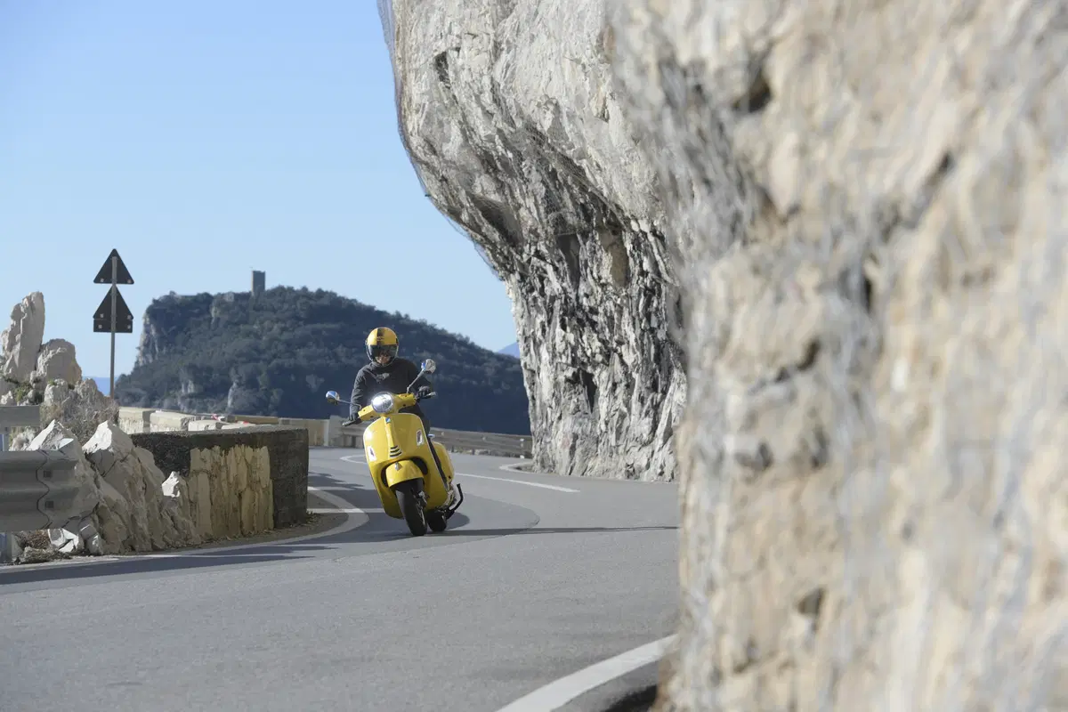 Piaggio Vespa GTS 300 HPE. Tipa da spiaggia (9)