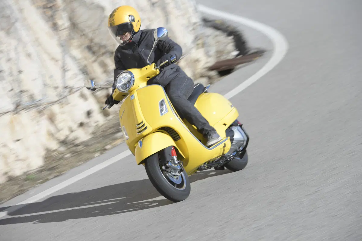 Piaggio Vespa GTS 300 HPE. Tipa da spiaggia (8)