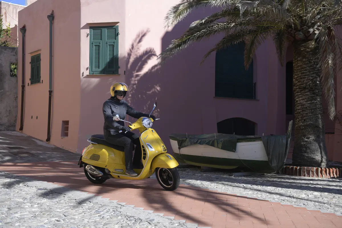 Piaggio Vespa GTS 300 HPE. Tipa da spiaggia (7)