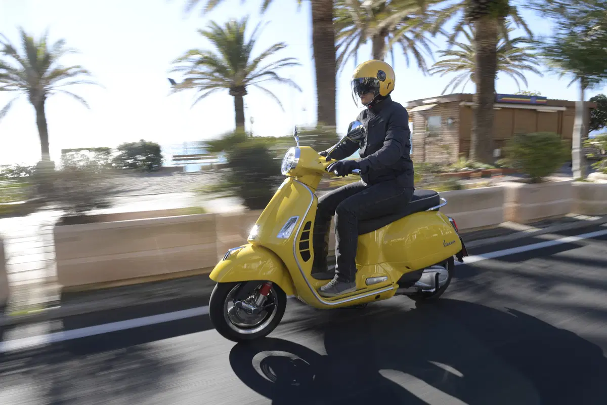 Piaggio Vespa GTS 300 HPE. Tipa da spiaggia (14)