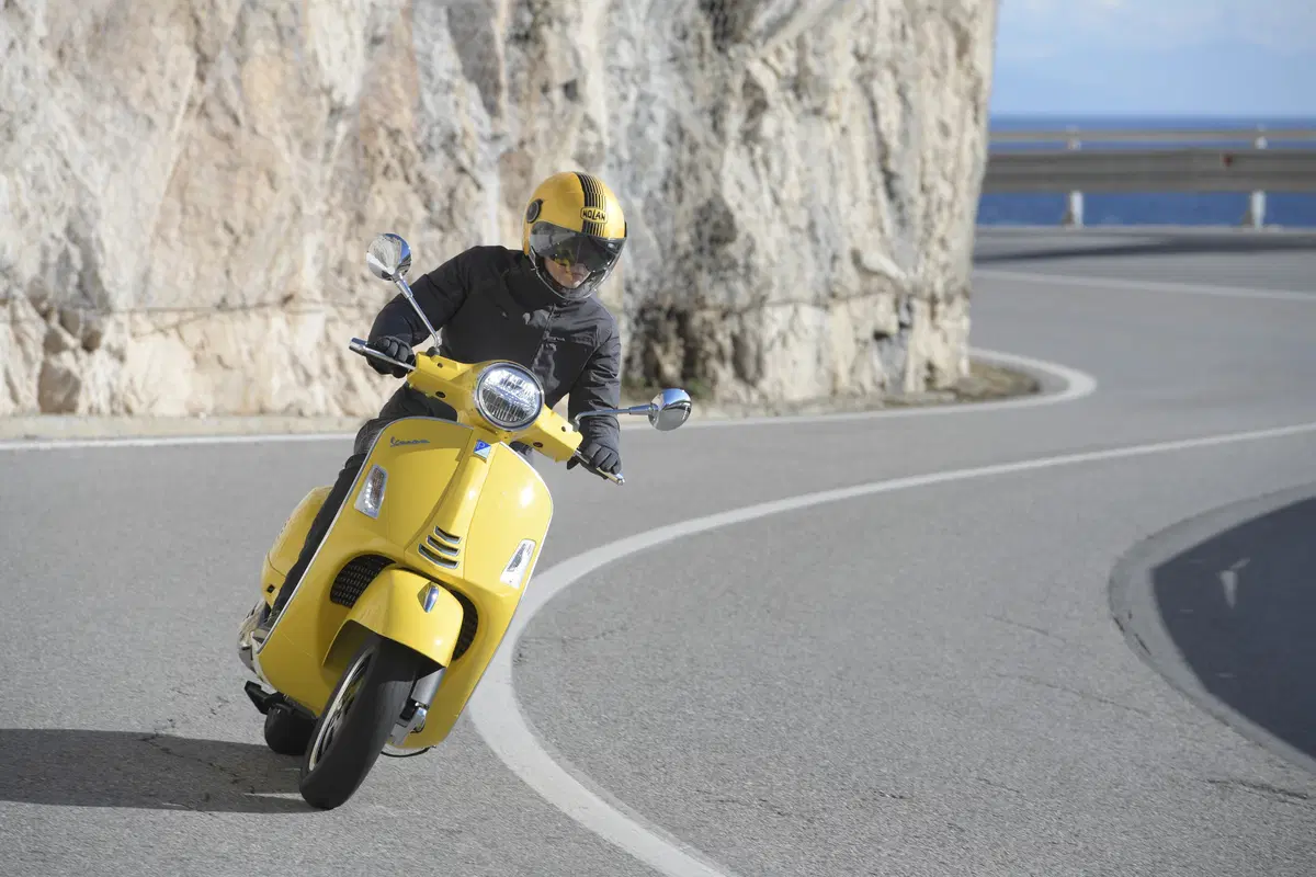 Piaggio Vespa GTS 300 HPE. Tipa da spiaggia (6)