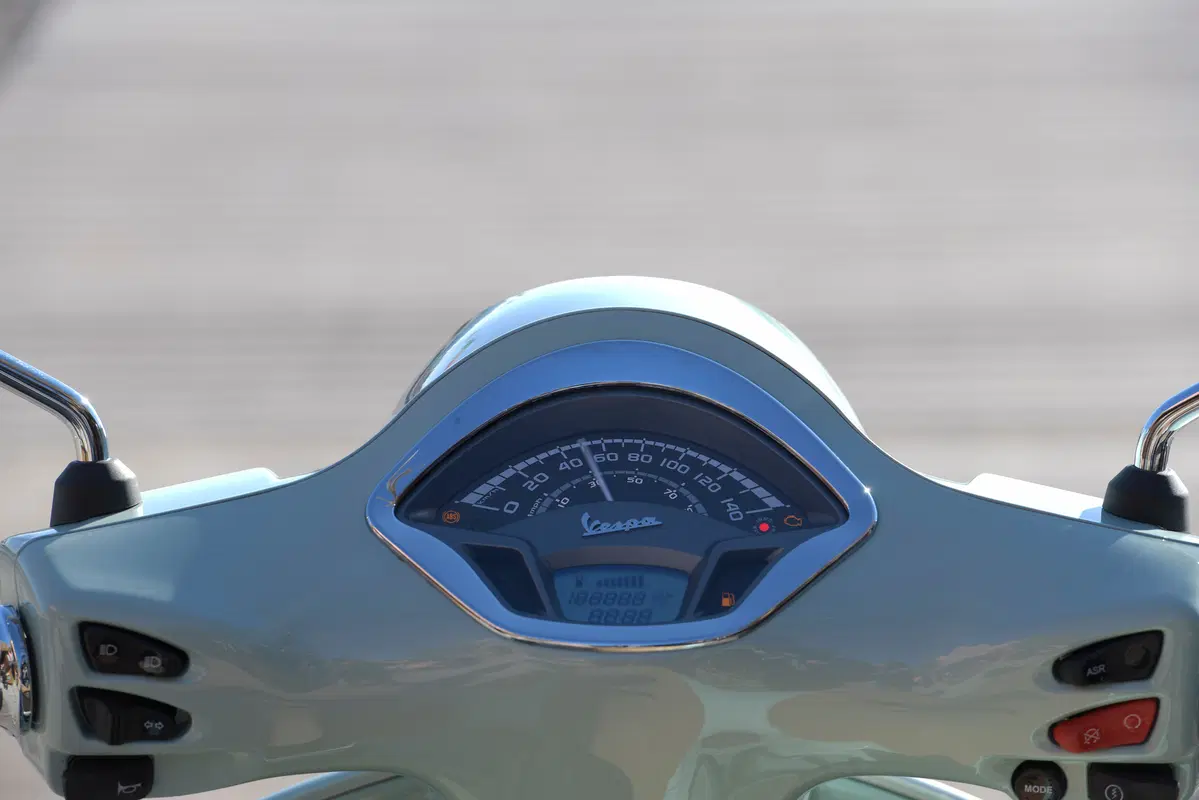 Piaggio Vespa GTS 300 HPE. Tipa da spiaggia (19)