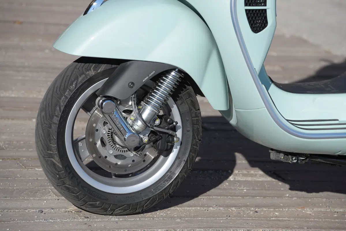 Piaggio Vespa GTS 300 HPE. Tipa da spiaggia (26)
