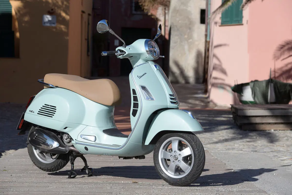 Piaggio Vespa GTS 300 HPE. Tipa da spiaggia (27)