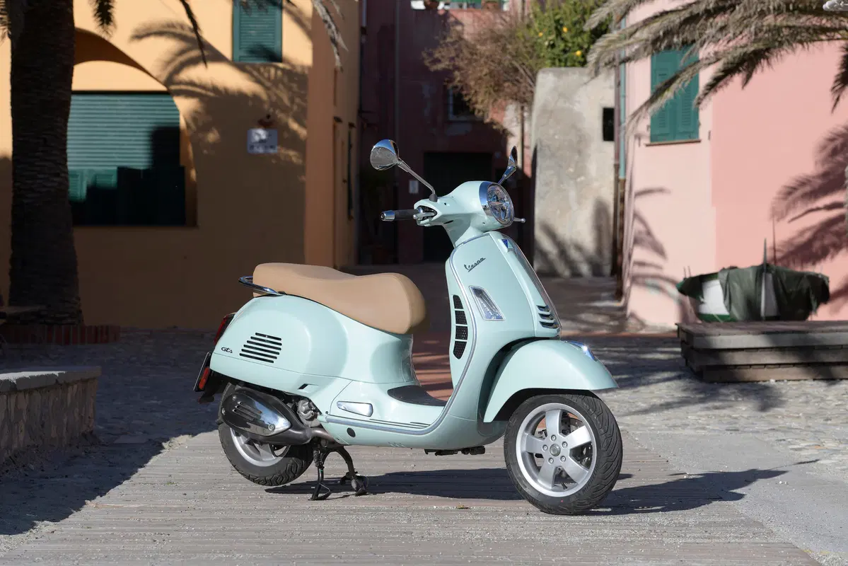 Piaggio Vespa GTS 300 HPE. Tipa da spiaggia (28)