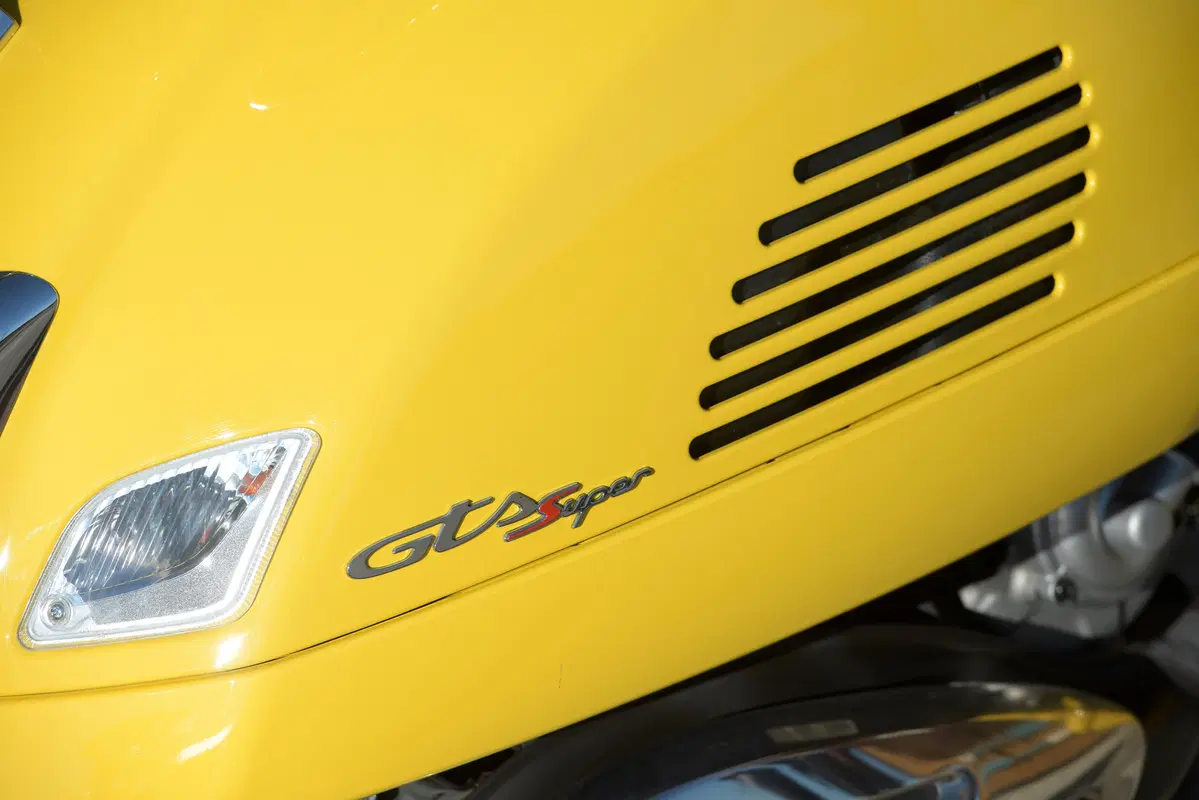 Piaggio Vespa GTS 300 HPE. Tipa da spiaggia (32)