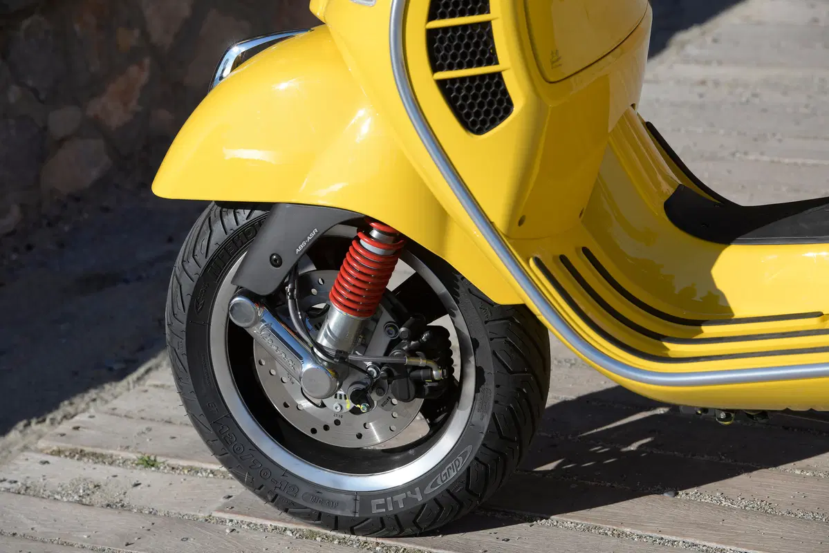Piaggio Vespa GTS 300 HPE. Tipa da spiaggia (47)