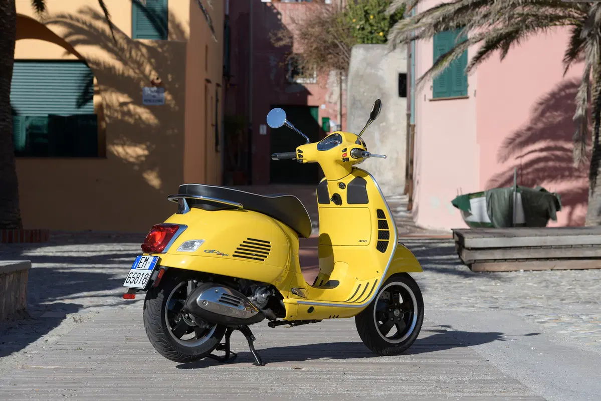 Piaggio Vespa GTS 300 HPE. Tipa da spiaggia (48)
