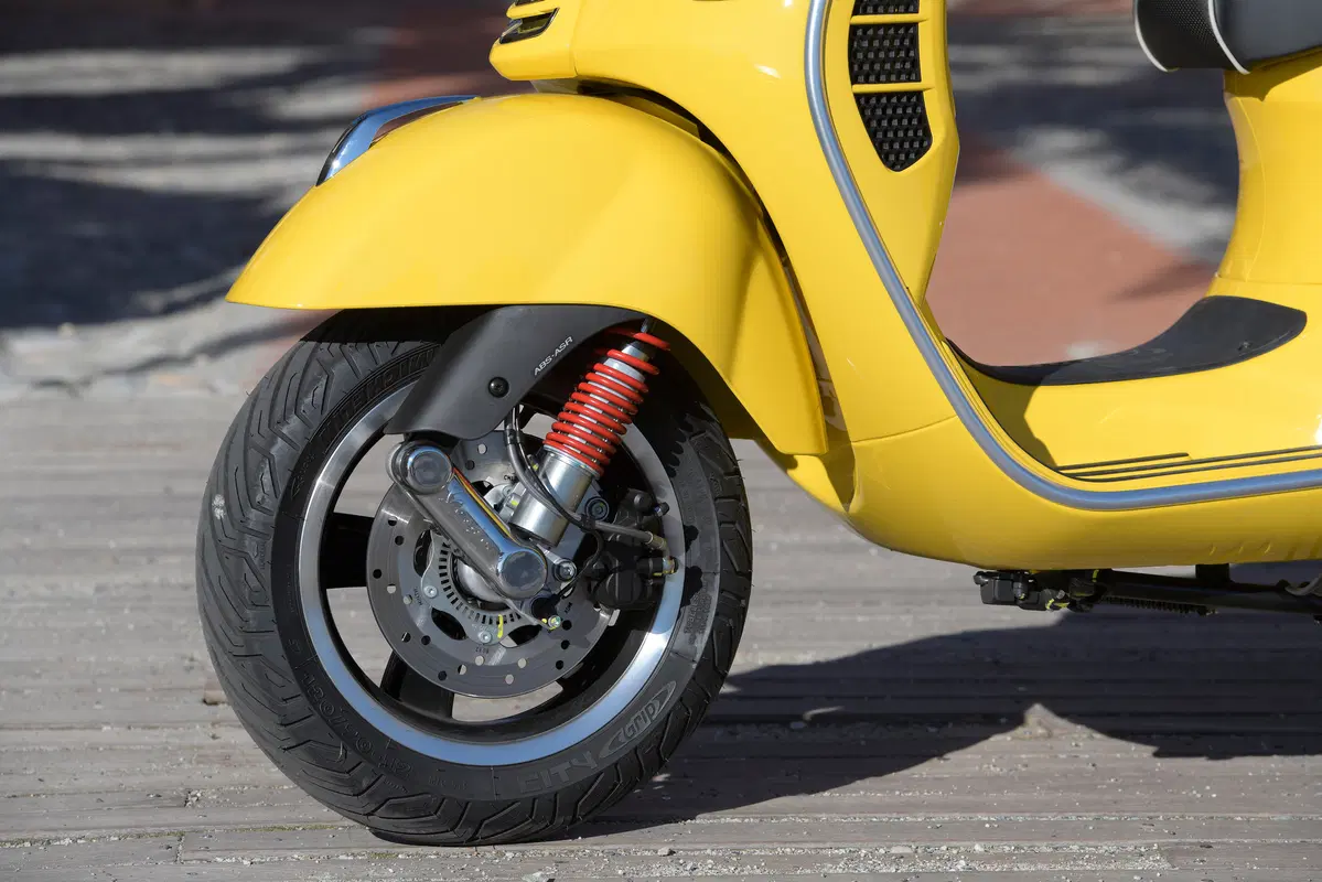 Piaggio Vespa GTS 300 HPE. Tipa da spiaggia (49)