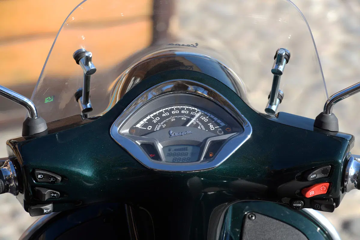Piaggio Vespa GTS 300 HPE. Tipa da spiaggia (51)