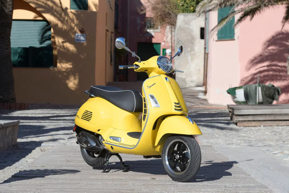 Piaggio Vespa GTS 300 HPE. Tipa da spiaggia (53)