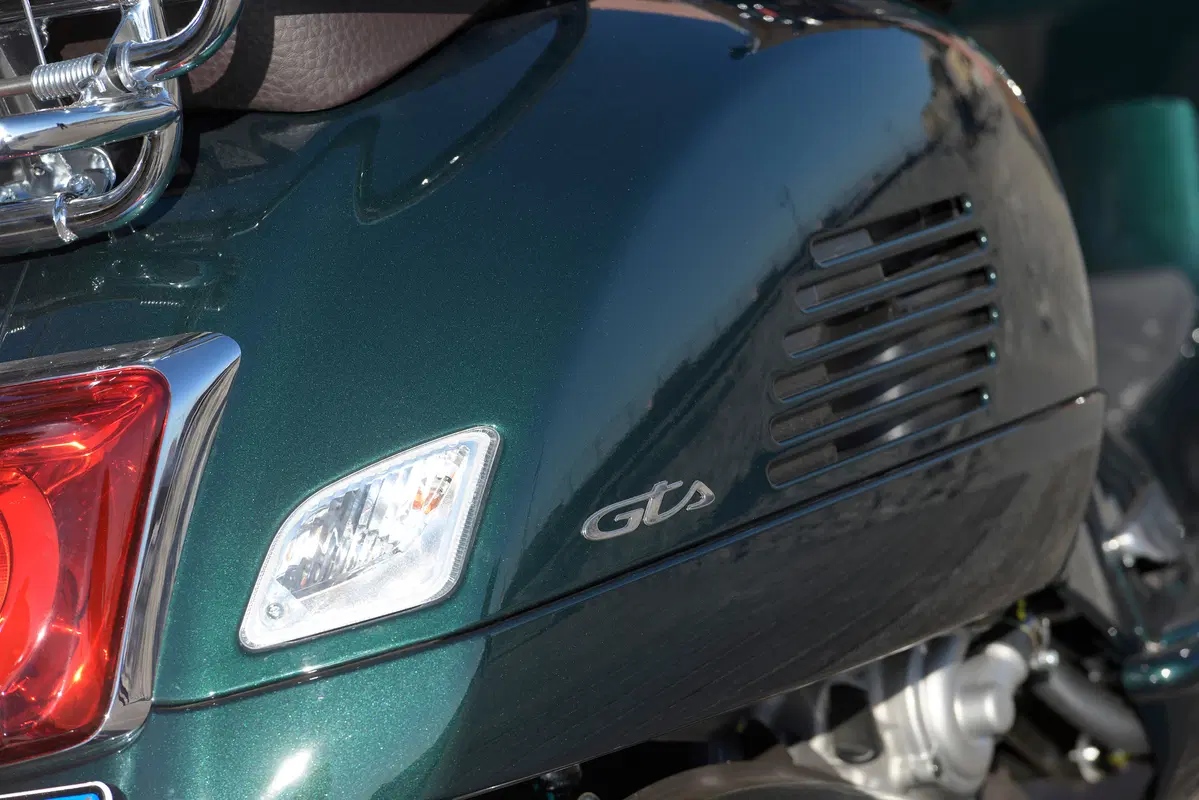 Piaggio Vespa GTS 300 HPE. Tipa da spiaggia (61)