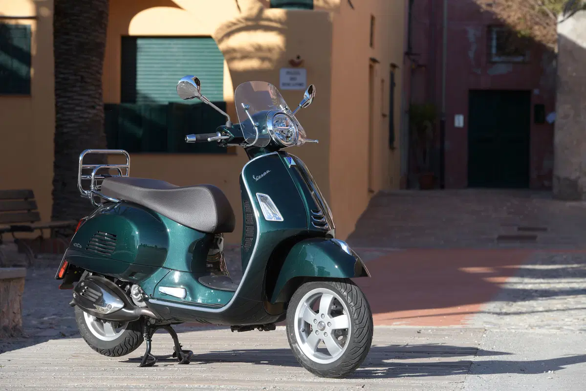Piaggio Vespa GTS 300 HPE. Tipa da spiaggia (70)