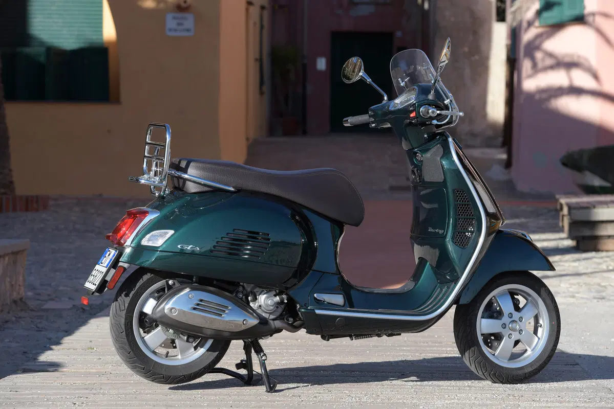 Piaggio Vespa GTS 300 HPE. Tipa da spiaggia (71)