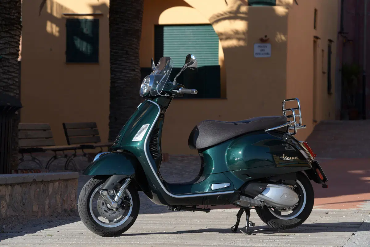 Piaggio Vespa GTS 300 HPE. Tipa da spiaggia (72)