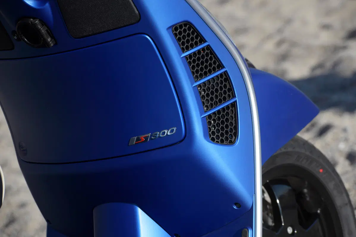 Piaggio Vespa GTS 300 HPE. Tipa da spiaggia (73)