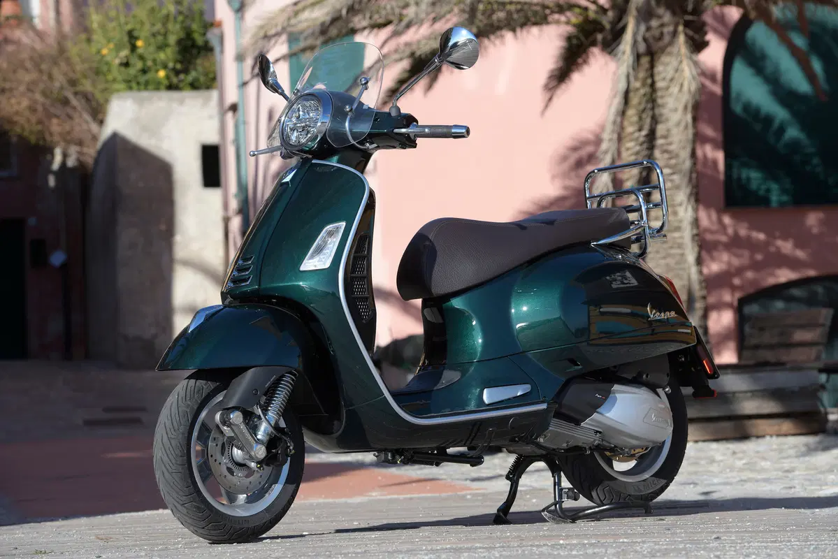 Piaggio Vespa GTS 300 HPE. Tipa da spiaggia (77)