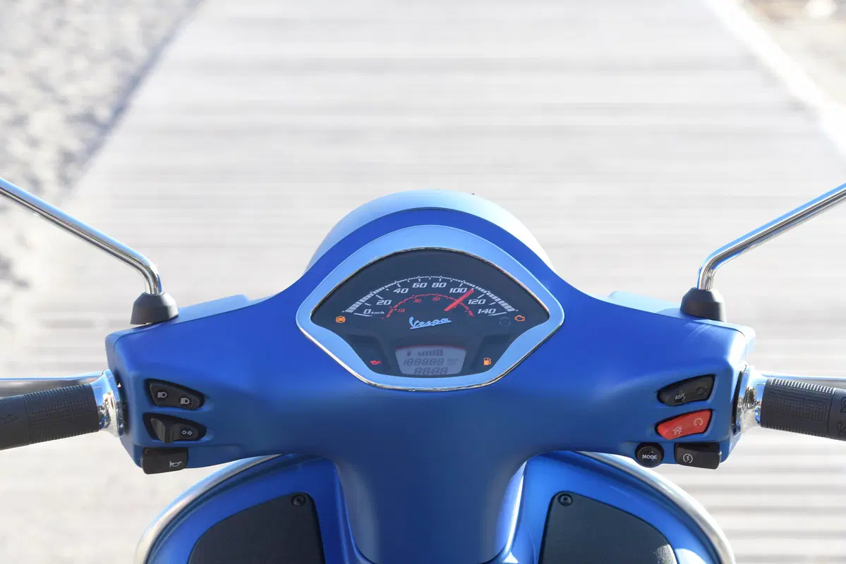 Piaggio Vespa GTS 300 HPE. Tipa da spiaggia (78)