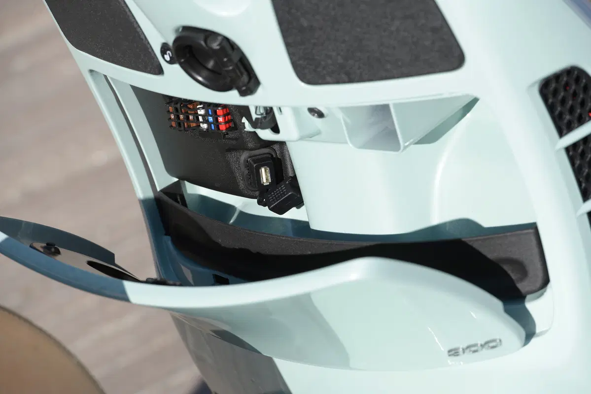 Piaggio Vespa GTS 300 HPE. Tipa da spiaggia (82)