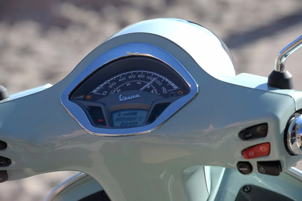 Piaggio Vespa GTS 300 HPE. Tipa da spiaggia (86)