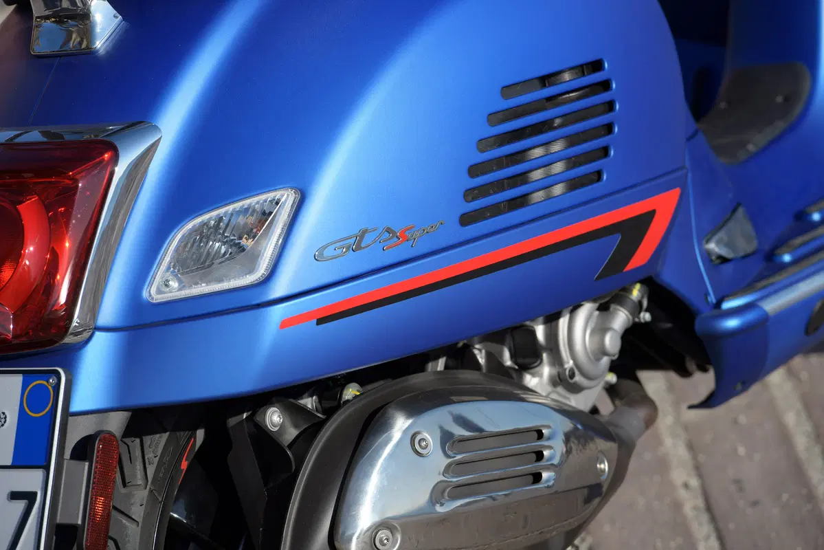 Piaggio Vespa GTS 300 HPE. Tipa da spiaggia (91)