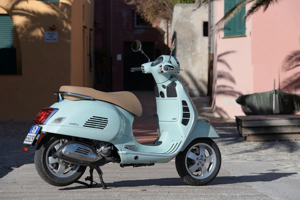 Piaggio Vespa GTS 300 HPE. Tipa da spiaggia (92)